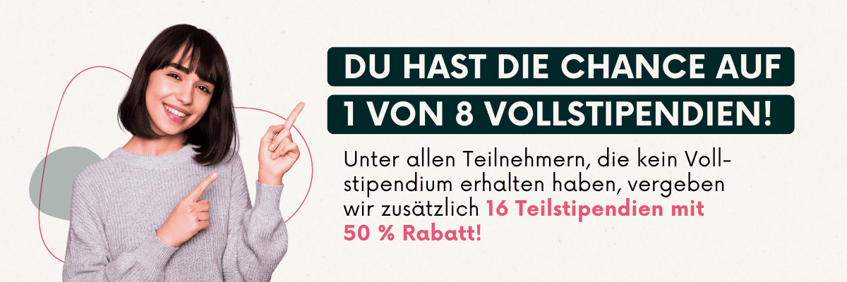 Junge Frau zeigt mit beiden Händen auf Angebot. Es gibt 8 Voll- und 16 Teilstipendien zu gewinnen