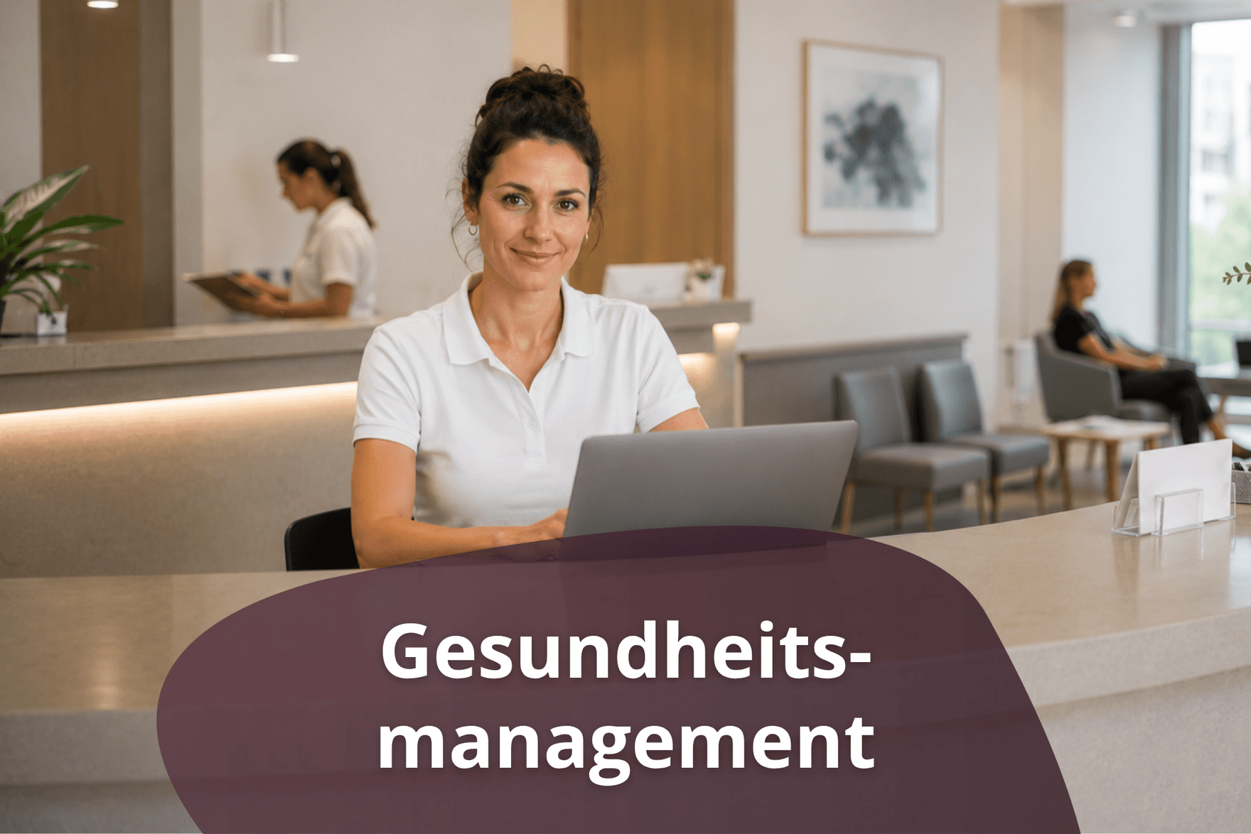 Praxismanagerin am Empfang einer modernen Arztpraxis mit Laptop.