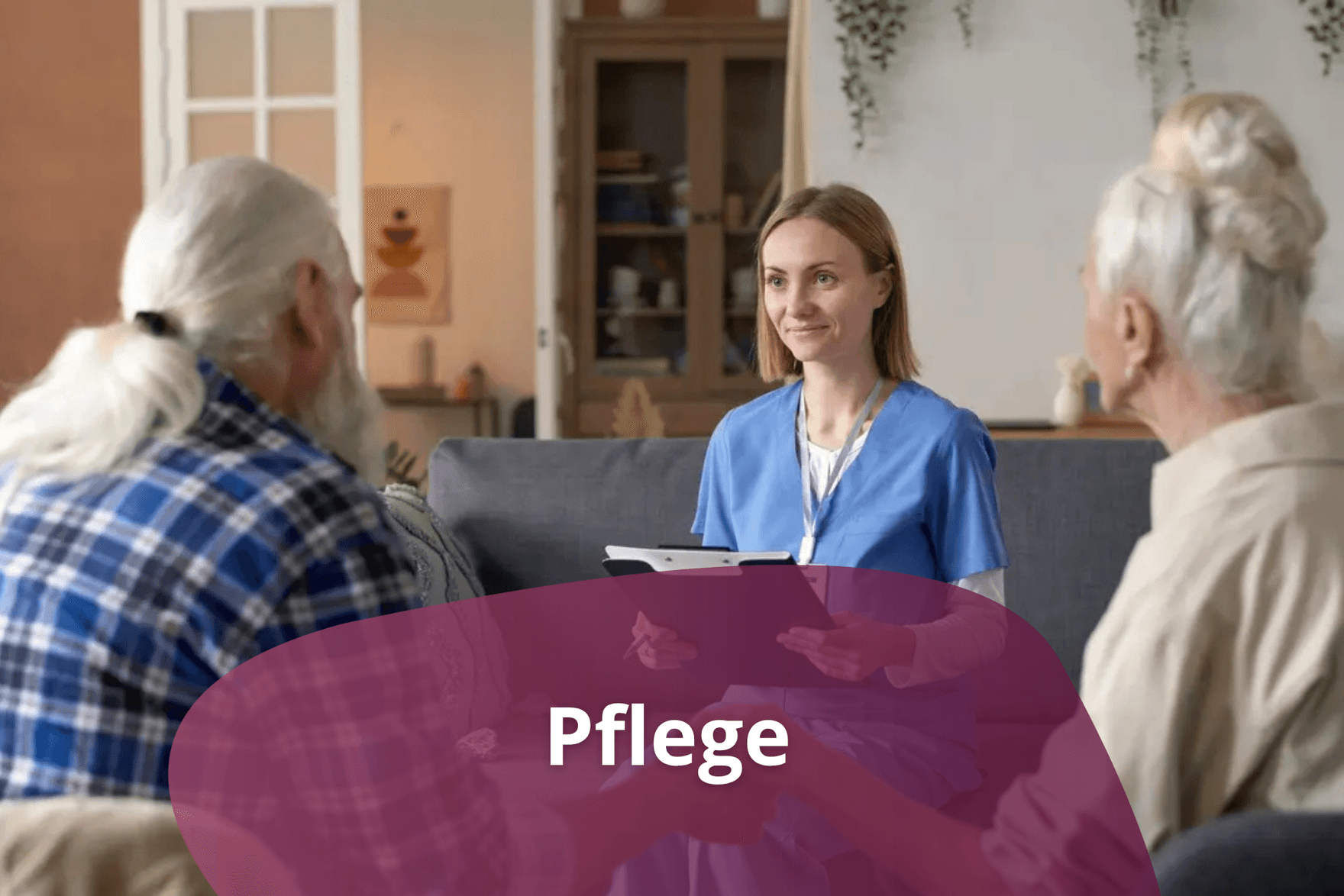 Eine Pflegeberaterin berät pflegebedürftige Menschen