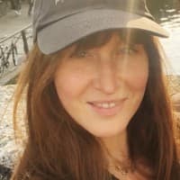 Frau mit Cap
