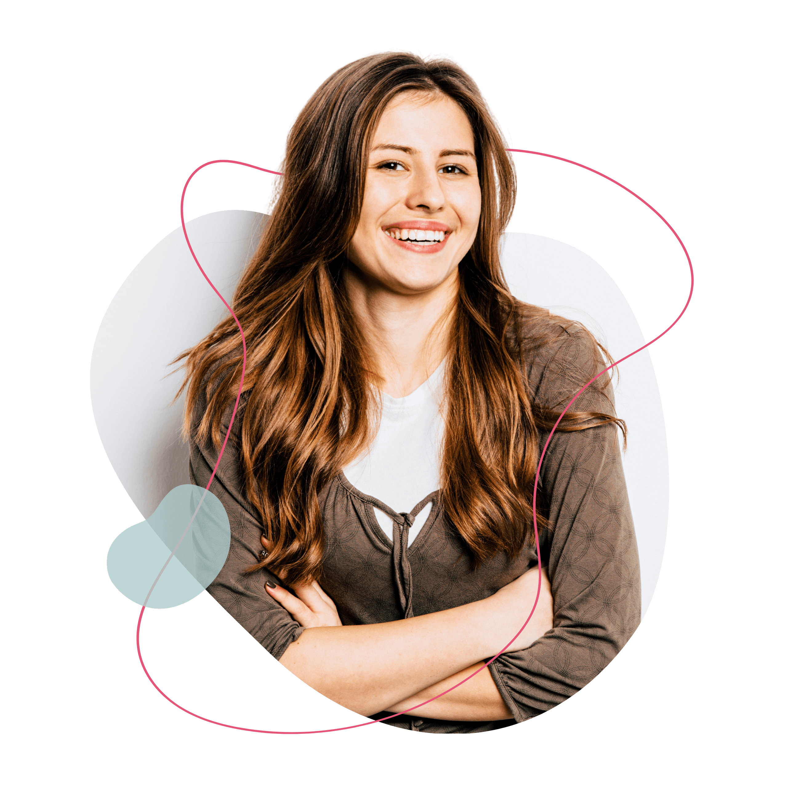 Frau mit braunem, langem Haar lächelt. Die Arme sind verschränkt.