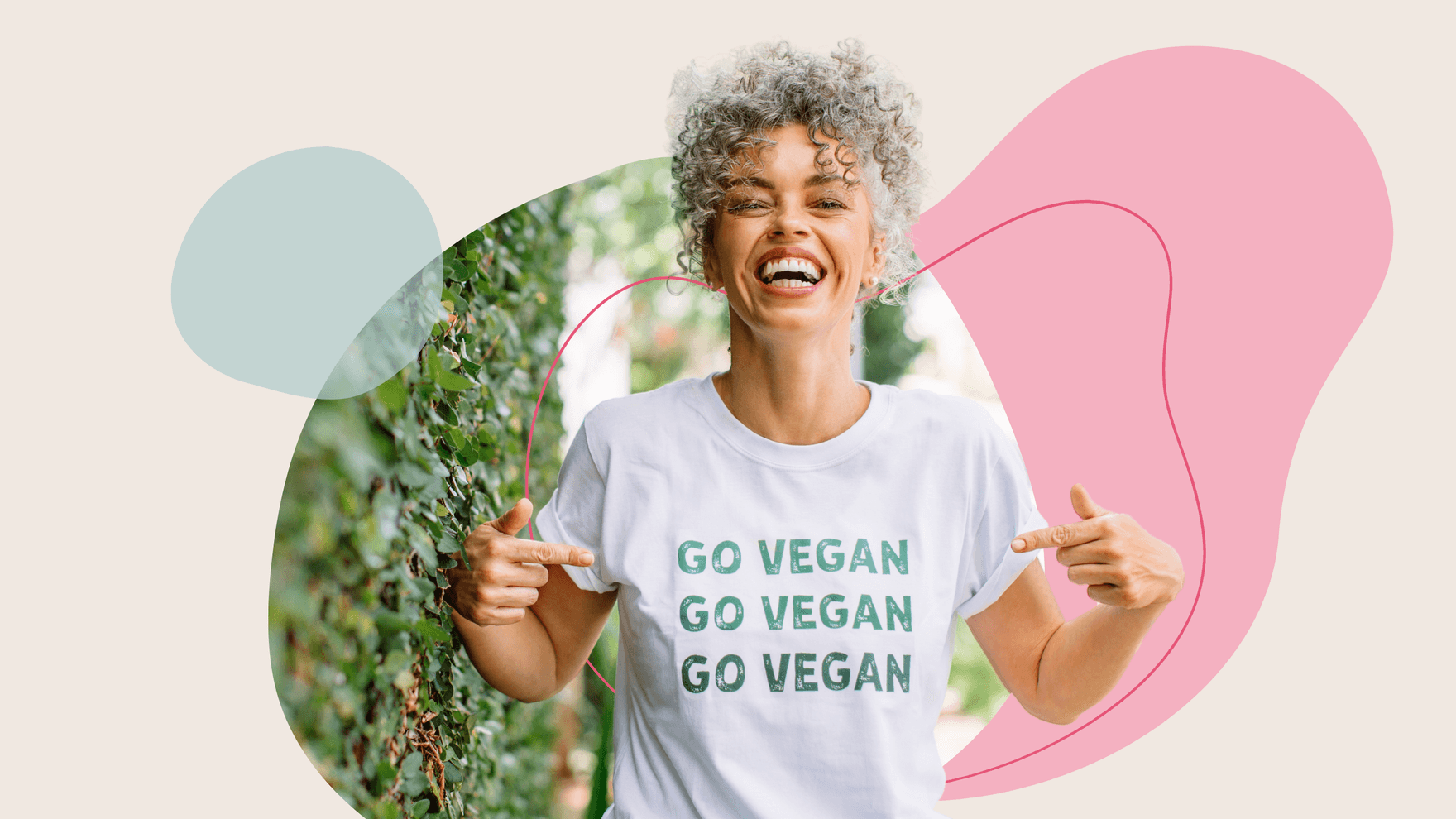 Glückliche Frau trägt ein T-Shirt mit der Aufschrift Go Vegan.