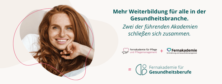 Banner mit rothaariger Frau weißt auf den Zusammenschluss von 2 Akademien zu einer hin.