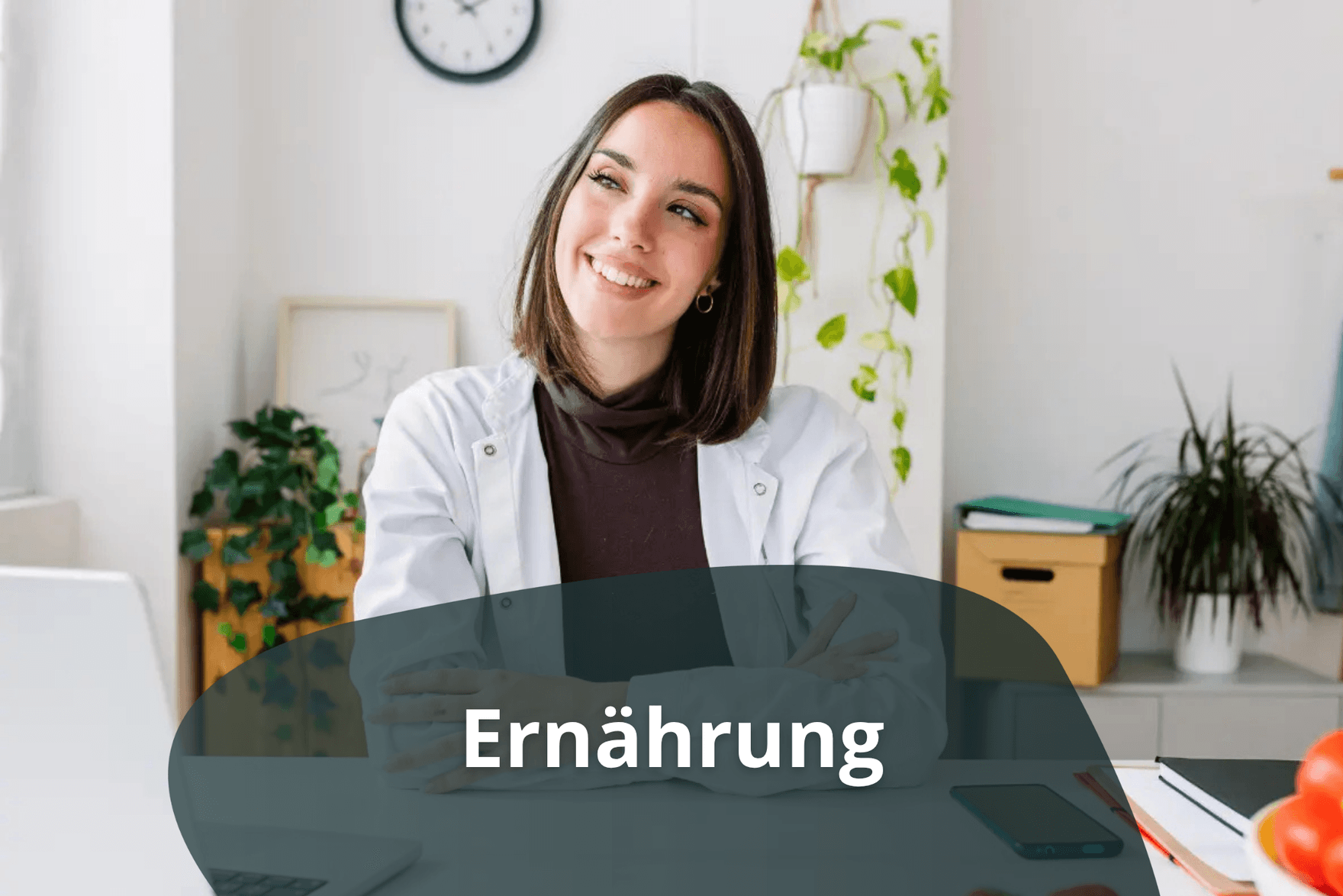 Eine Ernährungsberaterin sitzt in ihrer Praxis